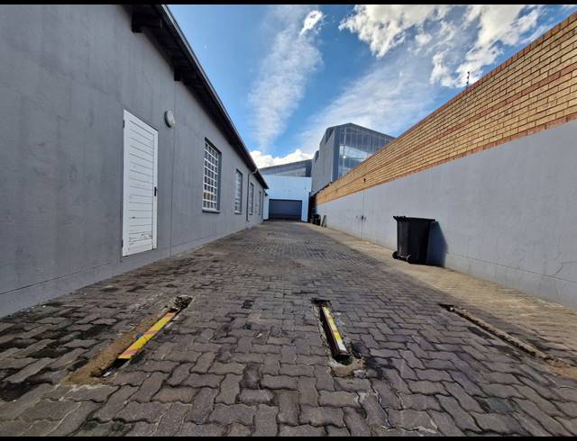 1,200M² RETAIL TO LET IN BEYERS PARK